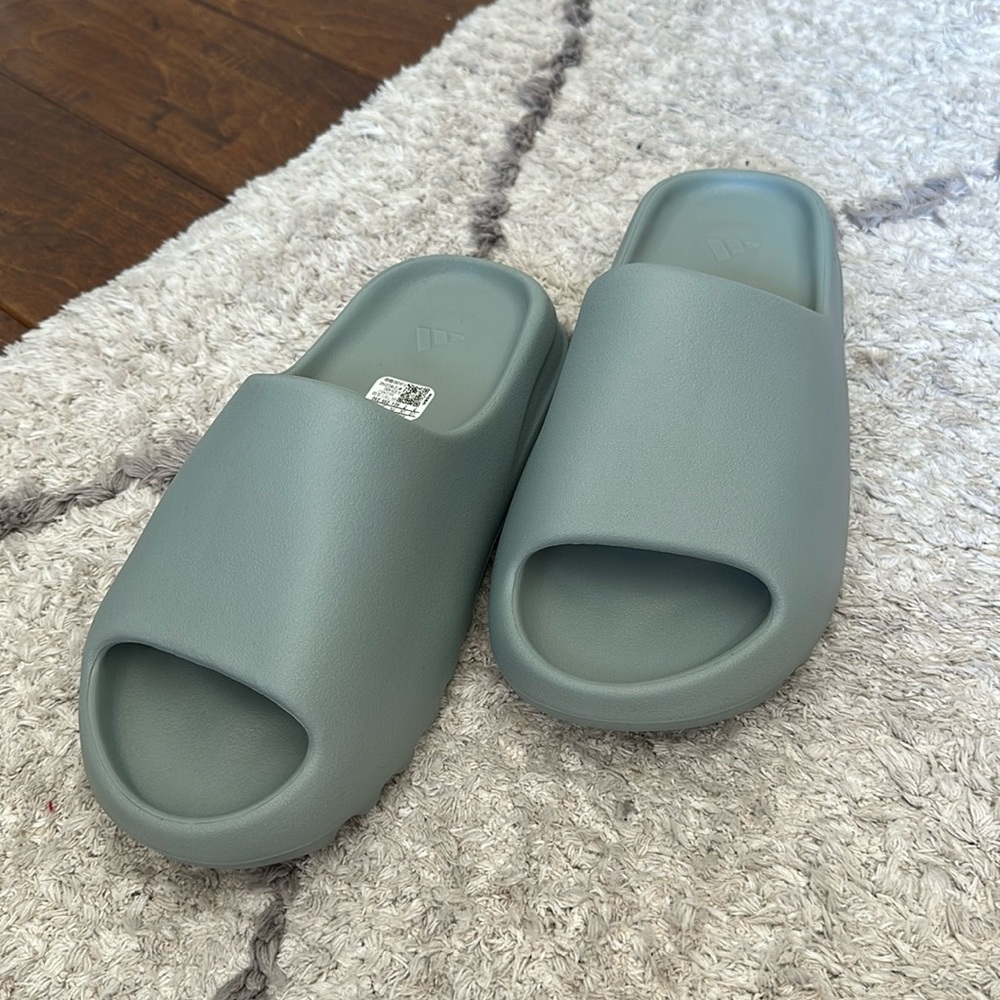 Yeezy Slide size 7